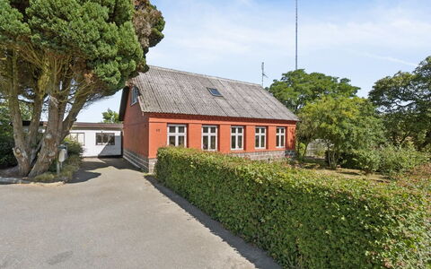 Helge - 10Km from the Sea: Foglia, Arbusto, Casa, Villetta, Giardino, Hedge, Landscaping, Driveway, Prato