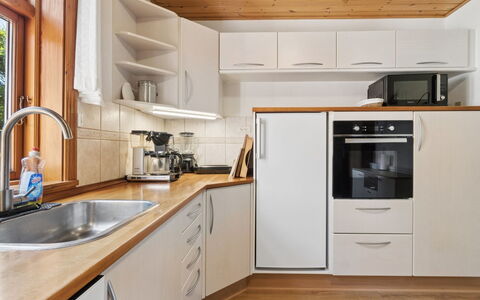 Helge - 10Km from the Sea: Cucina, Elettrodomestico Da Cucina, Controsoffitto, Pavimentazione, Apparecchio Major, Cabinetry, Interior Design, Legna, Mobilia, Pavimento