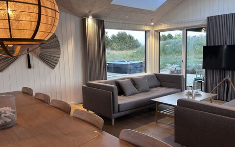 Tayara - 900M from the Sea: Mobilia, Interior Design, Pavimentazione, Pavimento, Legna, Soffitto, Lampada, Divano, Soggiorno, Illuminazione