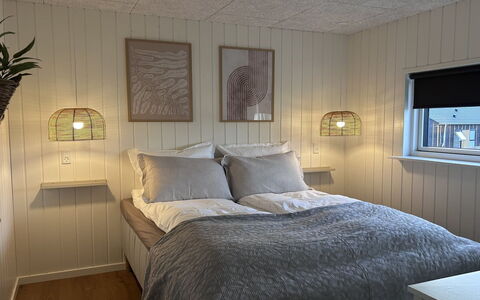 Tayara - 900M from the Sea: Legna, Interior Design, Pavimentazione, Soffitto, Pavimento, Camera Da Letto, Lampada, Illuminazione, Camera, Letto