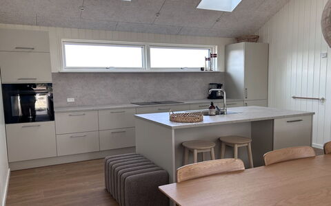 Tayara - 900M from the Sea: Cucina, Controsoffitto, Mobilia, Pavimentazione, Interior Design, Cabinetry, Pavimento, Legna, Elettrodomestico Da Cucina, Soffitto