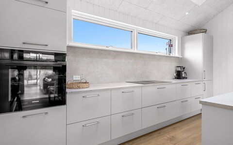 Tayara - 900M from the Sea: Pavimentazione, Cucina, Controsoffitto, Legna, Pavimento, Interior Design, Cabinetry, Soffitto, Apparecchio Major, Elettrodomestico Da Cucina