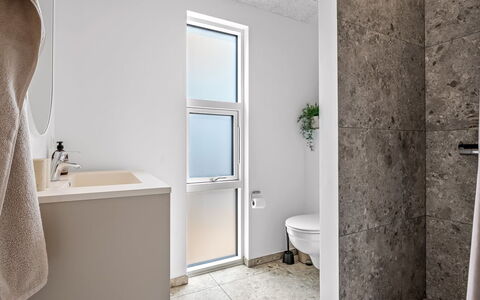 Tayara - 900M from the Sea: Parete, Pavimentazione, Pavimento, Idraulico Fixture, Soffitto, Idraulico, Bagno, Lavello