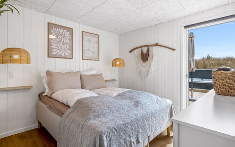 Tayara - 900M from the Sea: Legna, Camera Da Letto, Pavimentazione, Lenzuolo, Letto, Pavimento, Interior Design, Soffitto, Bedding, Telaio Del Letto