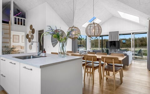 Tayara - 900M from the Sea: Legna, Soffitto, Pavimentazione, Interior Design, Pavimento, Lampada, Lampadario, Cucina, Casa, Pavimento In Legno