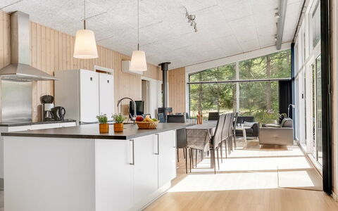 Nakke - 900M from the Sea: Pavimentazione, Interior Design, Mobilia, Soffitto, Legna, Pavimento, Lampada, Cucina & Sala Da Pranzo Tavolo, Sedia, Cucina