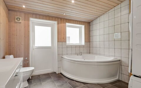Nakke - 900M from the Sea: Pavimentazione, Interior Design, Legna, Pavimento, Soffitto, Idraulico Fixture, Bagno, Camera, Idraulico, Rubinetto