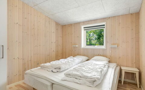 Nakke - 900M from the Sea: Legna, Camera Da Letto, Soffitto, Bedding, Letto, Lenzuolo, Latifoglie, Color Legno, Telaio Del Letto, Plank
