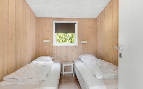 Nakke - 900M from the Sea: Legna, Camera Da Letto, Pavimentazione, Pavimento, Interior Design, Soffitto, Letto, Camera, Bedding, Color Legno