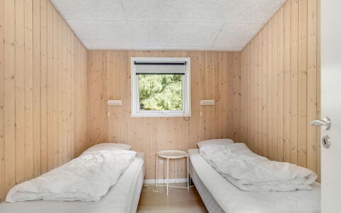 Nakke - 900M from the Sea: Legna, Camera Da Letto, Soffitto, Letto, Bedding, Plank, Lenzuolo, Latifoglie, Color Legno, Illuminazione Diurna