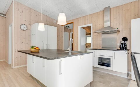 Nakke - 900M from the Sea: Legna, Pavimentazione, Cucina, Soffitto, Pavimento, Interior Design, Controsoffitto, Pavimento In Legno, Casa, Camera