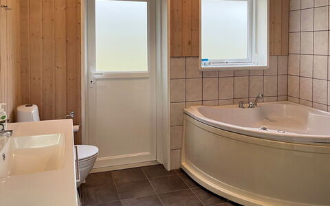 Nakke - 900M from the Sea: Bagno, Pavimentazione, Interior Design, Idraulico Fixture, Pavimento, Vasca Da Bagno, Soffitto, Camera, Idraulico, Rubinetto
