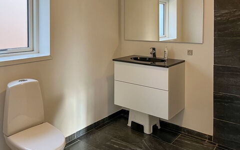 Nakke - 900M from the Sea: Toilet Seat, Bagno, Pavimentazione, Gabinetto, Pavimento, Idraulico Fixture, Interior Design, Lavandino Del Bagno, Lavello, Mobiletto Del Bagno