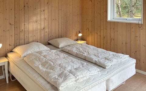 Nakke - 900M from the Sea: Legna, Pavimento, Camera Da Letto, Pavimentazione, Mobilia, Interior Design, Letto, Lenzuolo, Bedding, Soffitto