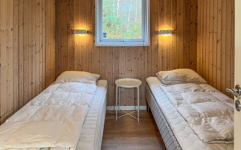 Nakke - 900M from the Sea: Legna, Pavimento, Pavimentazione, Camera Da Letto, Interior Design, Soffitto, Letto, Camera, Plank, Color Legno