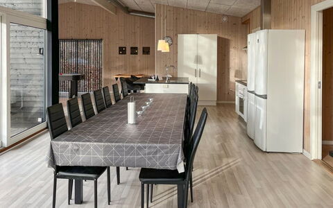 Nakke - 900M from the Sea: Mobilia, Pavimentazione, Interior Design, Legna, Pavimento, Soffitto, Pavimento In Legno, Cucina & Sala Da Pranzo Tavolo, Lampada, Sedia