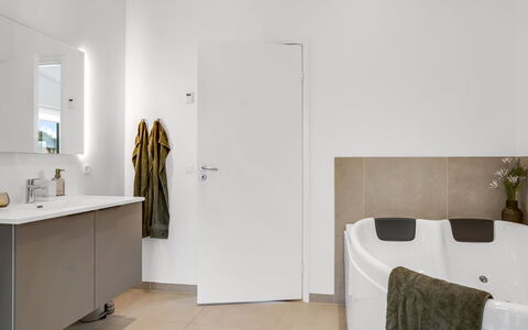 Constance - 900M from the Sea: Pavimentazione, Pavimento, Parete, Interior Design, Idraulico Fixture, Casa, Bagno, Soffitto, Camera, Rubinetto
