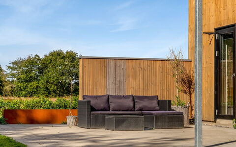 Constance - 900M from the Sea: Legna, Lotto, Materiale Composito, Giardino, Latifoglie, Color Legno, Plank, Landscaping, Shade, Deck