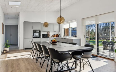 Constance - 900M from the Sea: Mobilia, Interior Design, Pavimentazione, Pavimento, Legna, Pavimento In Legno, Soffitto, Cucina & Sala Da Pranzo Tavolo, Sedia, Lampada