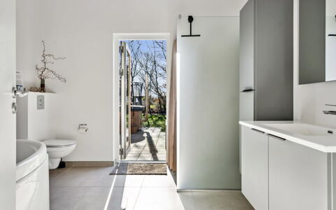 Constance - 900M from the Sea: Pavimentazione, Pavimento, Idraulico Fixture, Casa, Materiale Composito, Rubinetto, Piastrella, Idraulico, Lavello