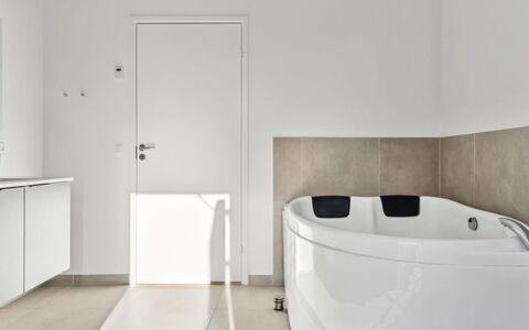 Constance - 900M from the Sea: Pavimentazione, Pavimento, Parete, Interior Design, Vasca Da Bagno, Idraulico Fixture, Bagno, Idraulico, Rubinetto, Materiale Composito