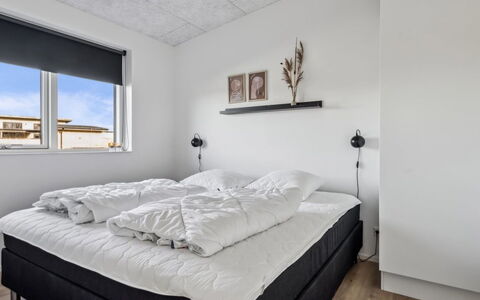 Constance - 900M from the Sea: Camera Da Letto, Interior Design, Letto, Soffitto, Legna, Pavimento, Mobilia, Pavimentazione, Bedding, Lenzuolo