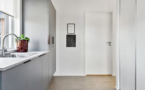 Constance - 900M from the Sea: Pavimentazione, Legna, Pavimento, Interior Design, Soffitto, Porta, Cabinetry, Camera, Appartamento, Pavimento In Legno