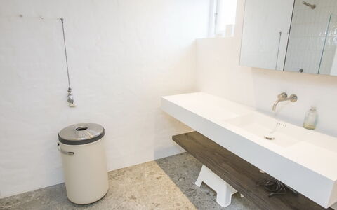 Ehlin - 900M from the Sea: Pavimentazione, Idraulico Fixture, Parete, Pavimento, Interior Design, Bagno, Idraulico, Lavandino Del Bagno, Rubinetto, Lavello