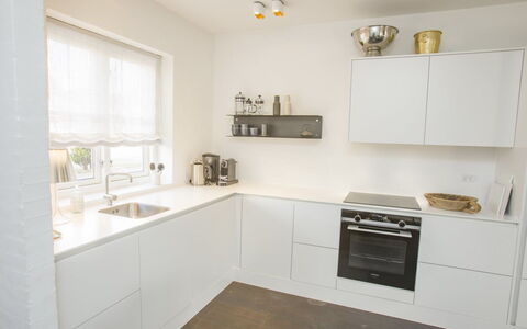 Ehlin - 900M from the Sea: Cucina, Interior Design, Pavimentazione, Controsoffitto, Cabinetry, Legna, Elettrodomestico Da Cucina, Mobilia, Pavimento, Soffitto