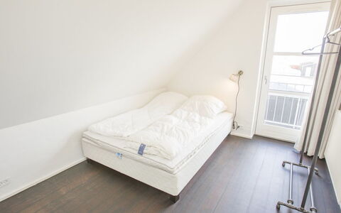 Ehlin - 900M from the Sea: Pavimentazione, Pavimento, Legna, Pavimento In Legno, Camera Da Letto, Letto, Telaio Del Letto, Latifoglie, Lenzuolo, Bedding