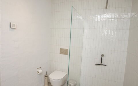 Ehlin - 900M from the Sea: Parete, Pavimentazione, Idraulico Fixture, Bagno, Pavimento, Interior Design, Idraulico, Piastrella, Camera