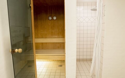 Ehlin - 900M from the Sea: Pavimentazione, Pavimento, Materiale Composito, Idraulico, Piastrella, Idraulico Fixture, Bagno, Design, Color Legno