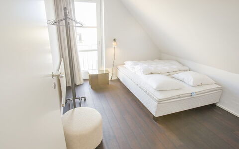 Ehlin - 900M from the Sea: Pavimentazione, Pavimento, Camera Da Letto, Interior Design, Legna, Letto, Pavimento In Legno, Mobilia, Bedding, Lenzuolo
