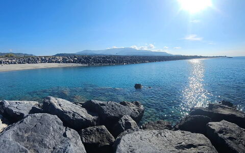 Baia di Tempsa Beach and Sea: Blu, Acqua, Corpo D'Acqua, Risorse Idriche, Roccia, Orizzonte, Costa, Costiera E Morfologie Oceanic, Mare, Riva