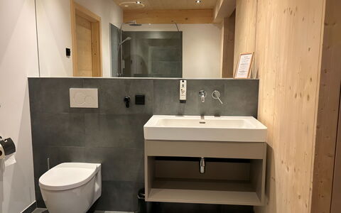 02 Nth031 Sup Chalet mit Sauna und Hot Tub 2 Etage: Pavimentazione, Legna, Pavimento, Interior Design, Idraulico Fixture, Lavandino Del Bagno, Lavello, Bagno, Idraulico, Appartamento