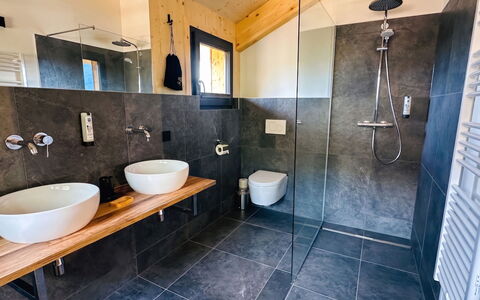 02 Nth051 18B Sup Chalet mit Sauna und Hot Tub 2 e: Pavimentazione, Idraulico Fixture, Pavimento, Bagno, Interior Design, Lavandino Del Bagno, Lavello, Idraulico, Rubinetto, Piastrella