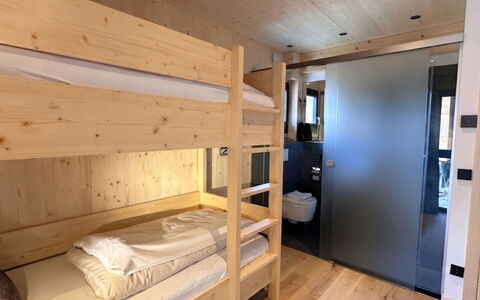 02 Nth051 18B Sup Chalet mit Sauna und Hot Tub 2 e: Legna, Pavimentazione, Mobilia, Interior Design, Pavimento, Camera Da Letto, Soffitto, Letto, Latifoglie, Color Legno