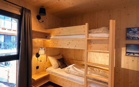 02 Nth051 18B Sup Chalet mit Sauna und Hot Tub 2 e: Legna, Interior Design, Soffitto, Camera Da Letto, Color Legno, Latifoglie, Letto, Telaio Del Letto, Log Cabin, Legname
