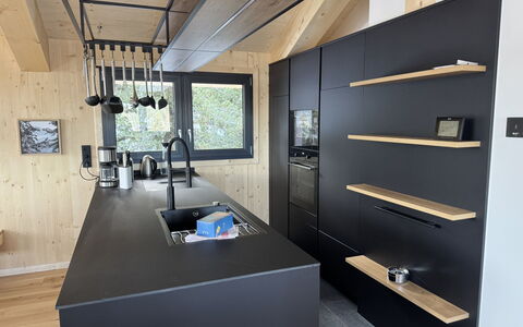 02 Nth051 18B Sup Chalet mit Sauna und Hot Tub 2 e: Legna, Pavimentazione, Interior Design, Cucina, Pavimento, Controsoffitto, Mobilia, Soffitto, Cabinetry, Lampada