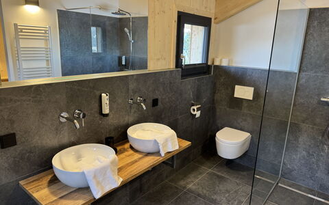 02 Nth051 18B Sup Chalet mit Sauna und Hot Tub 2 e: Pavimentazione, Idraulico Fixture, Interior Design, Legna, Pavimento, Lavandino Del Bagno, Lavello, Bagno, Rubinetto, Idraulico