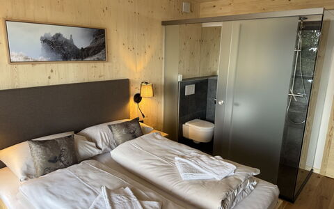 02 Nth051 18B Sup Chalet mit Sauna und Hot Tub 2 e: Camera Da Letto, Letto, Lenzuolo, Interior Design, Telaio Del Letto, Bedding, Mobilia, Pavimento, Pavimentazione, Camera