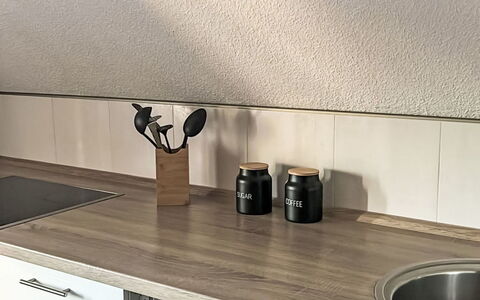 Workbase Nidderau: Pavimentazione, Interior Design, Cucina, Controsoffitto, Elettrodomestico Da Cucina, Cabinetry, Color Legno, Elettrodomestico