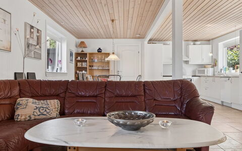 Tanja - 1.5Km from the Sea: Mobilia, Pavimentazione, Interior Design, Parete, Legna, Pavimento, Soffitto, Divano, Casa, Soggiorno
