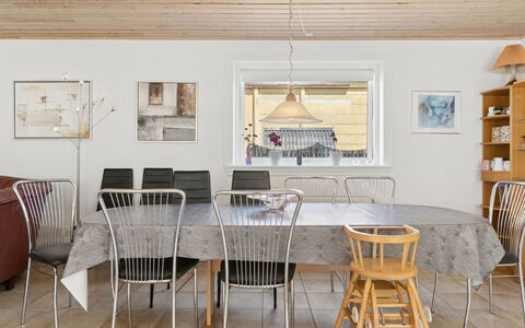 Tanja - 1.5Km from the Sea: Mobilia, Pavimentazione, Interior Design, Legna, Pavimento, Soffitto, Sedia, Tavolo, Cucina & Sala Da Pranzo Tavolo, Sala Da Pranzo