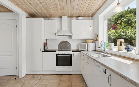 Tanja - 1.5Km from the Sea: Cucina, Controsoffitto, Pavimentazione, Interior Design, Parete, Elettrodomestico Da Cucina, Legna, Soffitto, Apparecchio Major, Cabinetry