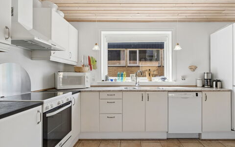 Tanja - 1.5Km from the Sea: Cucina, Elettrodomestico Da Cucina, Controsoffitto, Apparecchio Major, Interior Design, Pavimentazione, Legna, Cabinetry, Mobilia, Soffitto