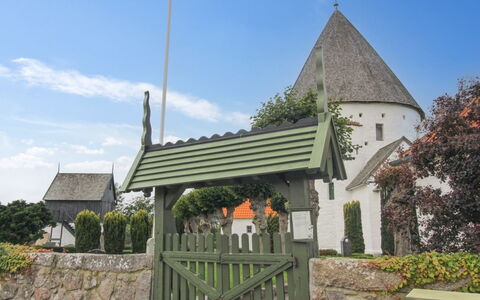 Tanja - 1.5Km from the Sea: Arbusto, Pole, Giardino, Landscaping, Hedge, Driveway, Passerella, Cortile
