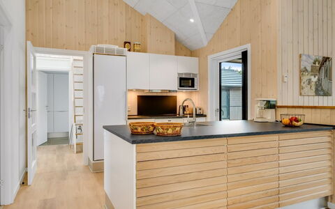 Ylermi - 600M from the Sea: Legna, Pavimentazione, Cucina, Soffitto, Interior Design, Pavimento In Legno, Controsoffitto, Pavimento, Mobilia, Casa