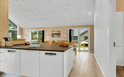 Ylermi - 600M from the Sea: Pavimentazione, Legna, Pavimento, Interior Design, Soffitto, Cucina, Pavimento In Legno, Controsoffitto, Mobilia, Cucina & Sala Da Pranzo Tavolo