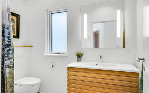 Ylermi - 600M from the Sea: Idraulico Fixture, Pavimentazione, Mobiletto Del Bagno, Pavimento, Lavello, Idraulico, Lavandino Del Bagno, Interior Design, Rubinetto, Bagno